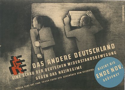 Gezeichnetes, historisches Ausstellungsplakat: ein Mann klebt ein Flugblatt an eine Mauer, auf dem Nein steht. Neben ihm steht ein weiterer Mann und hält Ausschau. Darunter steht: Das andere Deutschland. Eine Schau der deutschen Widerstandsbewegung gegen das Naziregime. Berlin Sept - Okt 1948 Friedr-Ebert-Str Gegenüber dem Reichstag. Daneben klebt ein blauer Aufkleber: bleibt nis Ende Nov. geöffnet.